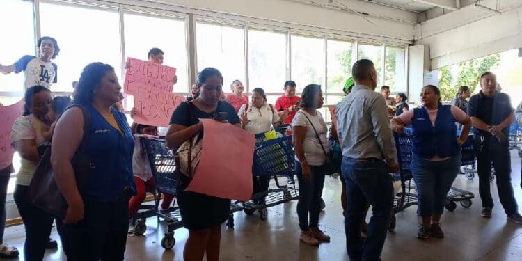 Protestan trabajadores de Walmart, en Playa del Carmen; exigen pago de bono y horas extras
