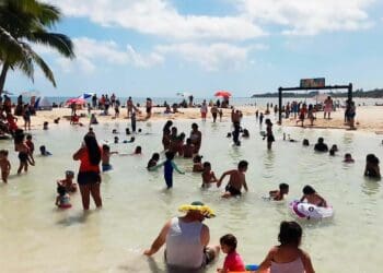 Turistas y locales disfrutan de playas cuidadas