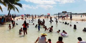 Turistas y locales disfrutan de playas cuidadas