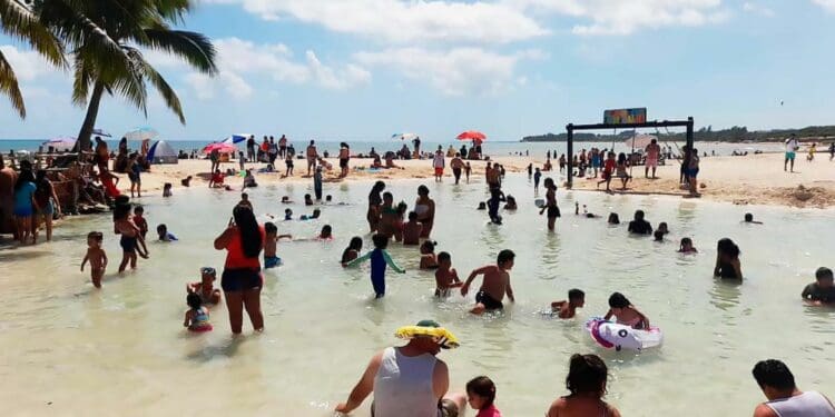 Turistas y locales disfrutan de playas cuidadas