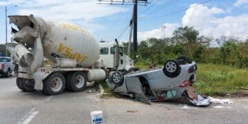 Un lesionado y múltiples daños materiales, saldo de dos choques simultáneos en Playa del Carmen