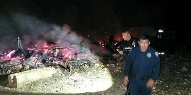 Aplacan incendio aparentemente provocado en Puerto Aventuras