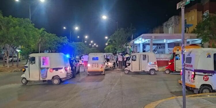 Conductor, en presunto estado etílico, impacta varios vehículos en Playa del Carmen