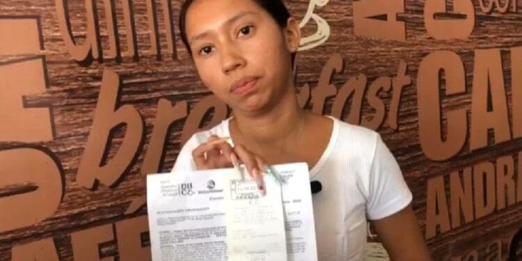 Mujer de Villas del sol denuncia cobro excesivo en recibo de agua