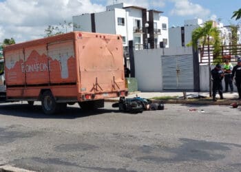 Par de motociclistas chocan contra parte trasera de un camión en Playa del Carmen; uno muere y otro sale herido