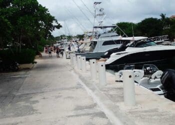 Rescatan embarcación a la deriva cerca de Puerto Aventuras