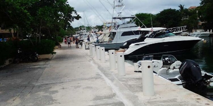 Rescatan embarcación a la deriva cerca de Puerto Aventuras
