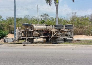 Volcadura en Playa del Carmen deja un lesionado
