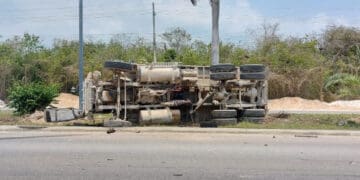 Volcadura en Playa del Carmen deja un lesionado