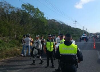 Vuelca camioneta con trabajadores del Tren Maya en Puerto Aventuras; hay 10 lesionados
