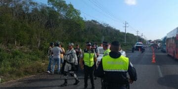 Vuelca camioneta con trabajadores del Tren Maya en Puerto Aventuras; hay 10 lesionados