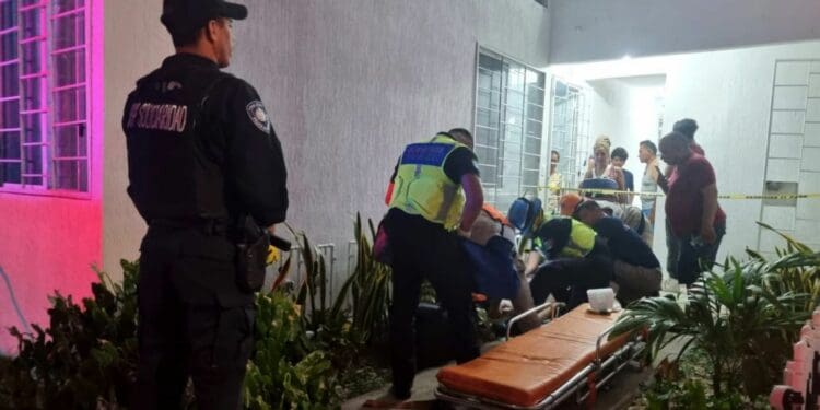 Cae niña de cuarto piso en Playa del Carmen, estaba con su novio de 17 años