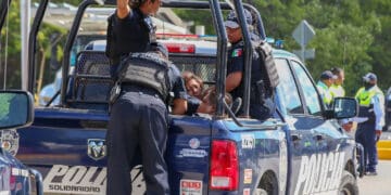 Capturan a pareja, acusada de robar un automóvil en Playa del Carmen