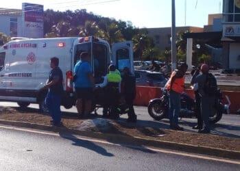 Embiste auto a mujer que cruzaba el bulevar Playa del Carmen