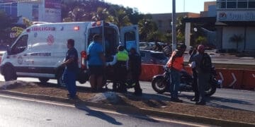 Embiste auto a mujer que cruzaba el bulevar Playa del Carmen