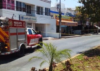 Evacúan taquería tras explosión de un transformador, en Playa del Carmen