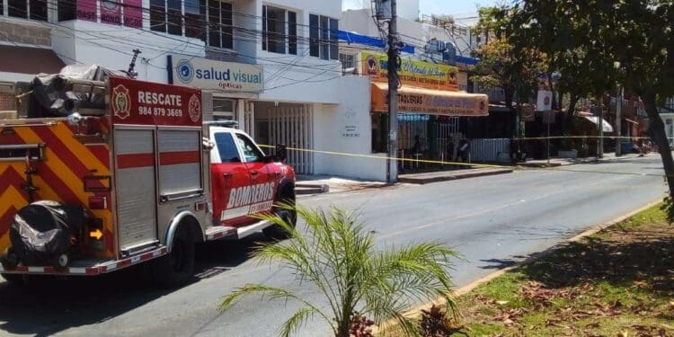 Evacúan taquería tras explosión de un transformador, en Playa del Carmen