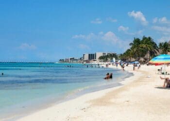 Mantienen limpias las playas en Solidaridad