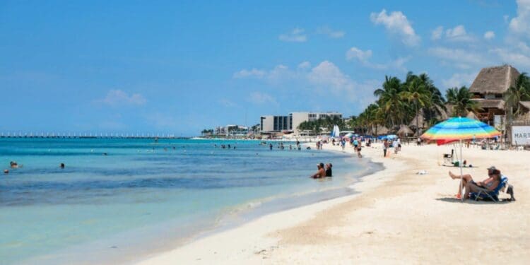 Mantienen limpias las playas en Solidaridad