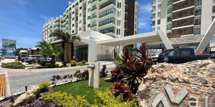 Muere mujer tras caer de un noveno piso en Playa del Carmen; se presume suicidio