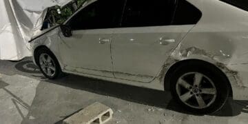 Patrulla policiaca choca contra carro y se da a la fuga