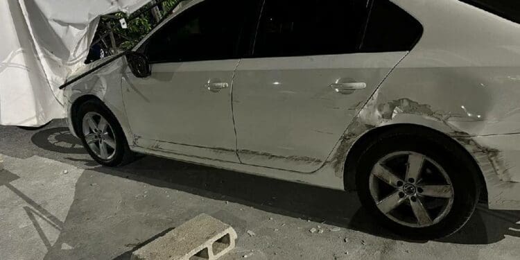 Patrulla policiaca choca contra carro y se da a la fuga