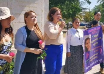 Protestan en Playa del Carmen madres víctimas de violencia vicaria; mujer inicia huelga de hambre