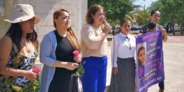 Protestan en Playa del Carmen madres víctimas de violencia vicaria; mujer inicia huelga de hambre