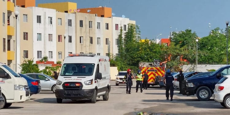 Rescatan a perro de incendio en departamento de Playa del Carmen
