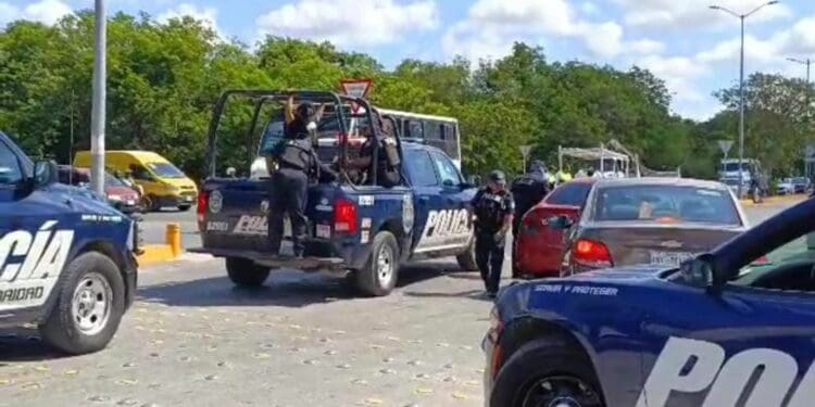 Tras persecución como de película, detienen a ladrones de autos en Playa del Carmen