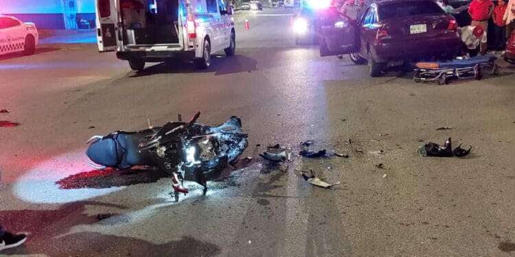 Choca motociclista frente a la Fiscalía, en Playa del Carmen