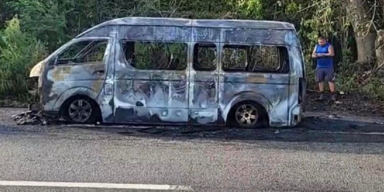 Consume incendio van de transporte público en Puerto Aventuras, por un aparente corto circuito 