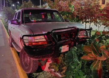 Dejan camioneta abandonada, luego de derribar poste, en Playa del Carmen