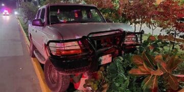 Dejan camioneta abandonada, luego de derribar poste, en Playa del Carmen