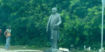 Dejan estatua de Andrés de Quintana Roo frente a predio baldío en Playa del Carmen