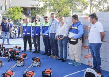 Lili Campos entrega equipo por mejores servicios públicos