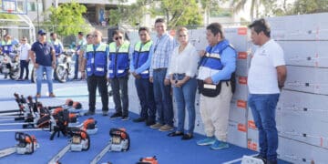 Lili Campos entrega equipo por mejores servicios públicos
