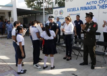 Lili Campos fomenta valores cívicos y patrios