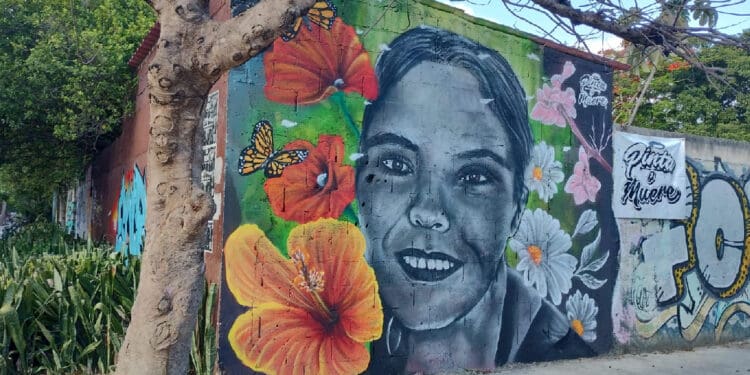 Pintan mural en memoria de Ornella, mujer italiana asesinada en Playa del Carmen