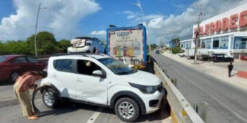 Protagonizan tres vehículos aparatoso accidente en el Bulevar Playa del Carmen 