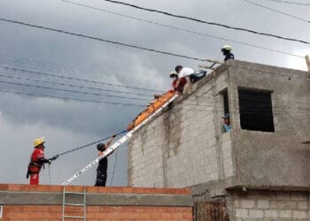Albañil sufre quemaduras, al caer sobre cables de alta tensión en Playa del Carmen