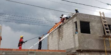 Albañil sufre quemaduras, al caer sobre cables de alta tensión en Playa del Carmen