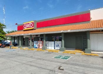 Amenaza hombre con lanzar bomba molotov en un Oxxo de Playa del Carmen