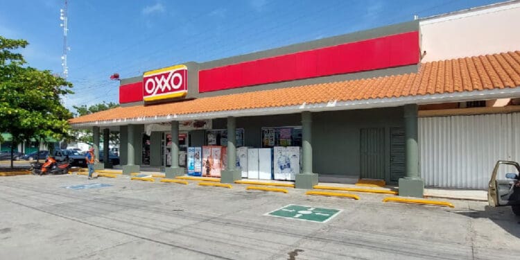 Amenaza hombre con lanzar bomba molotov en un Oxxo de Playa del Carmen