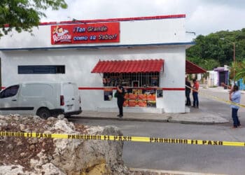 Balean fachada de rosticería 'El Pechugón' en el fraccionamiento Las Palmas I de Playa del Carmen