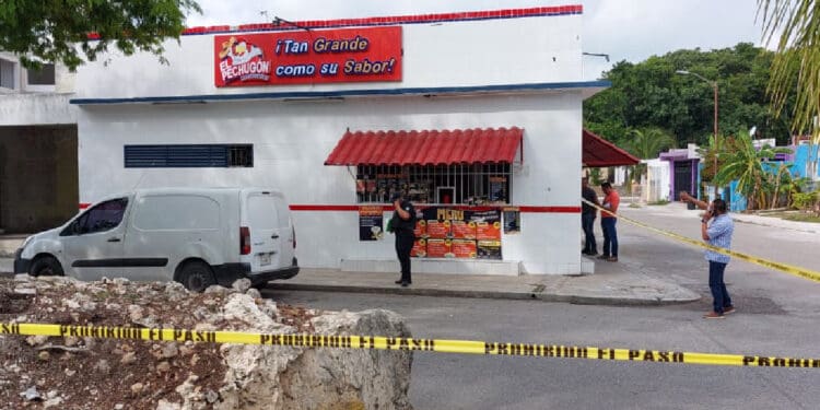 Balean fachada de rosticería 'El Pechugón' en el fraccionamiento Las Palmas I de Playa del Carmen