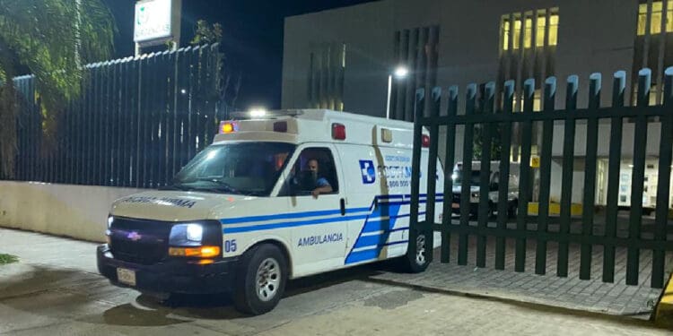 Cae trabe sobre cuatro trabajadores del Tren Maya en Playa del Carmen