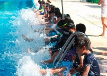 Estudiantes de secundaria conviven y aprenden en la alberca olímpica municipal