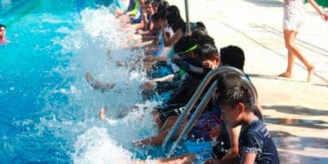 Estudiantes de secundaria conviven y aprenden en la alberca olímpica municipal