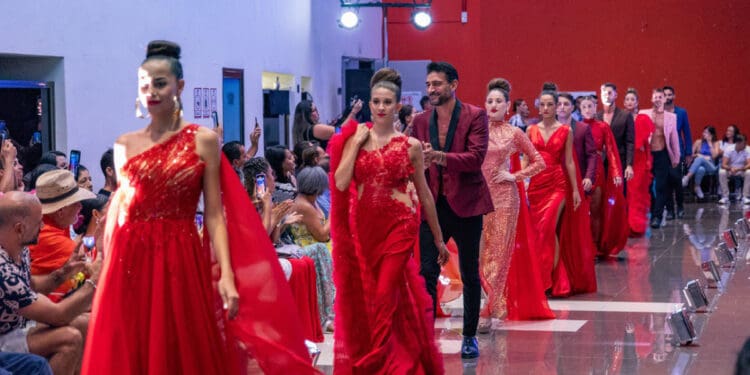 Exitosa pasarela de alta costura en Playa del Carmen